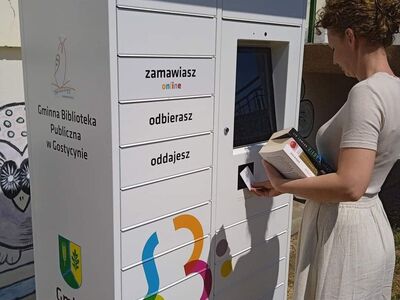 Książkomat przy bibliotece.