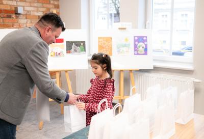 Zdjęcia przedstawiają laureatów konkursu plastycznego.