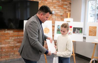 Zdjęcia przedstawiają laureatów konkursu plastycznego.