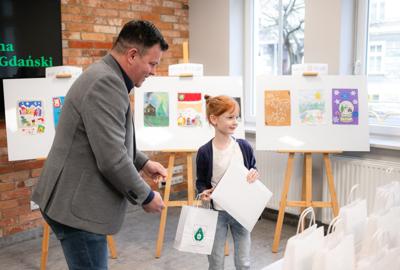 Zdjęcia przedstawiają laureatów konkursu plastycznego.