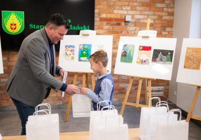 Zdjęcia przedstawiają laureatów konkursu plastycznego.