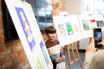 Zdjęcia przedstawiają laureatów konkursu plastycznego.