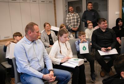 Zdjęcia przedstawiają laureatów konkursu plastycznego.