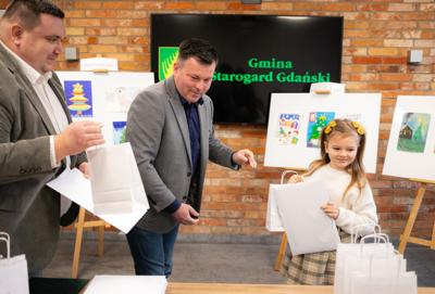 Zdjęcia przedstawiają laureatów konkursu plastycznego.