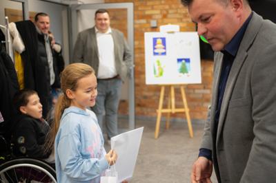 Zdjęcia przedstawiają laureatów konkursu plastycznego.