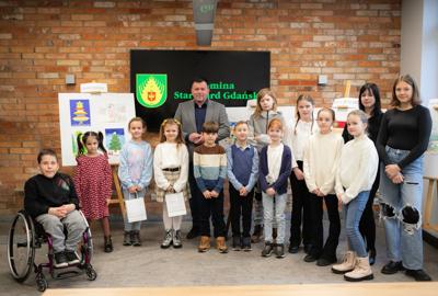 Zdjęcia przedstawiają laureatów konkursu plastycznego.