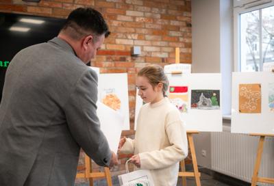 Zdjęcia przedstawiają laureatów konkursu plastycznego.