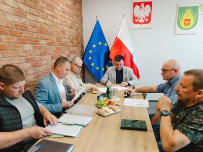 Umowa podpisana – rusza projekt: „Przebudowa budynku Szkoły Podstawowej w Brzeźnie Wielkim na potrzeby przedszkola”