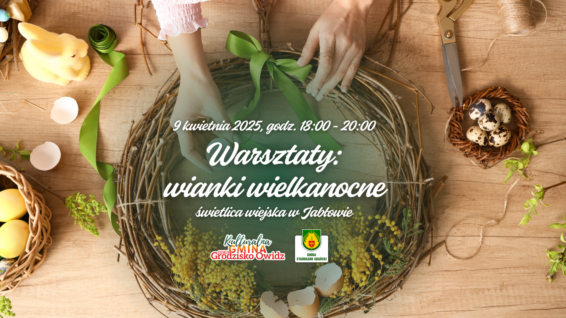  Na zdjęciu przedstawione są dłonie podczas tworzenia przykładowego wianka wielkanocnego. 