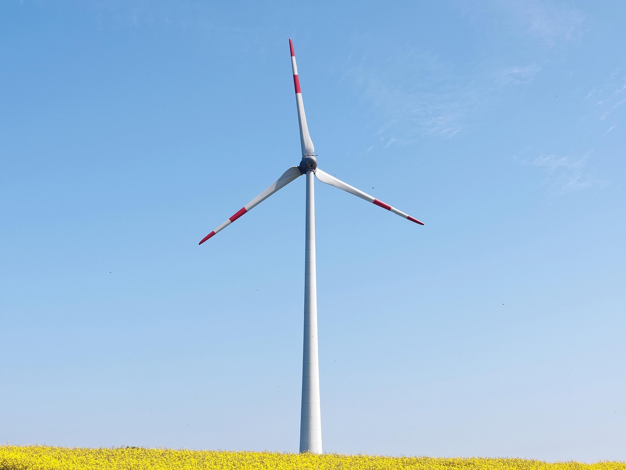 Turbina wiatrowa stojąca na polu