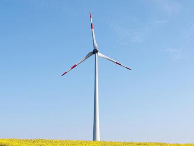 Turbina wiatrowa stojąca na polu