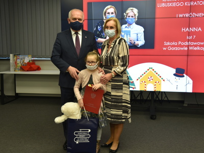 Image 2 - Wspólne zdjęcie wojewody i kuratora z autorką pracy wyróżnionej przez kuratora oświaty - Hanną