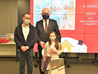 Image 4 - Wspólne zdjęcie Wojewody z autorką kartki, która zdobyła 3 miejsce - Kingą oraz jej tatą