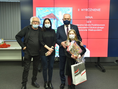 Image 1 - Wspólne zdjęcie wojewody z autorką wyróżnionej pracy - Niną oraz jej mamą i nauczycielem