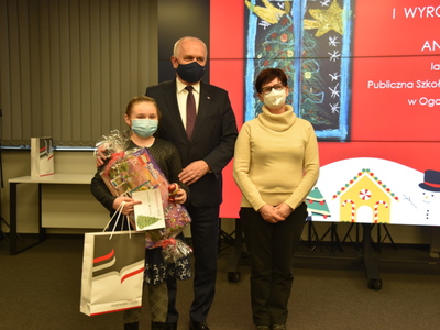 Image 3 - Wspólne zdjęcie wojewody z autorką wyróżnionej pracy - Anną oraz jej mamą 