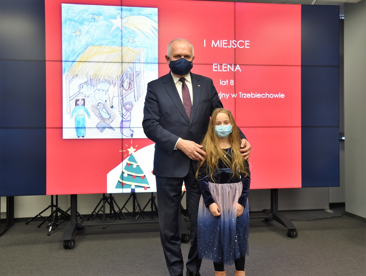 Image 5 - Wspólne zdjęcie Wojewody z autorką wygranej kartki - Eleną 