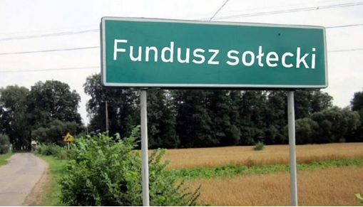 Zielona tablica z napisem Fundusz sołecki