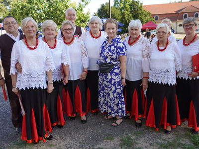 Występ zespołu Trzebiechowianie podczas Święta Pieczonego Indyka w ramach projektu "Trzebiechowinie nowy skład"