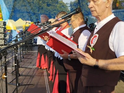 Występ zespołu Trzebiechowianie podczas Dożynek Gminnych w Podlegórzu w ramach projektu "Trzebiechowinie nowy skład"