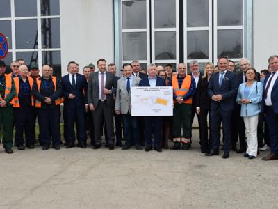 Pamiątkowe zdjęcie po podpisaniu umowy z Kolejami Mazowieckimi 