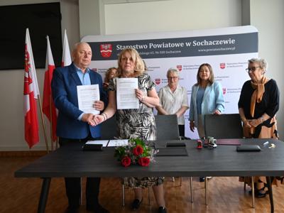 Podanie ręki po podpisaniu umowy