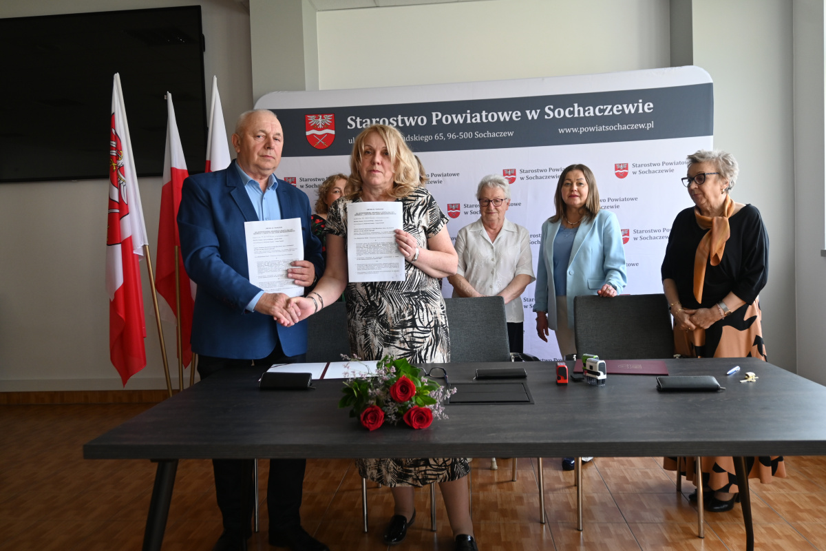 Podanie ręki po podpisaniu umowy