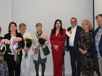 wręczenie podziękowań pielęgniarkom i położnym