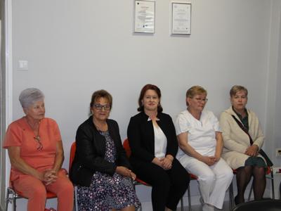 wręczenie podziękowań pielęgniarkom i położnym