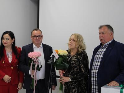 wręczenie podziękowań pielęgniarkom i położnym