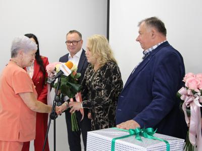 wręczenie podziękowań pielęgniarkom i położnym