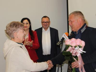 wręczenie podziękowań pielęgniarkom i położnym