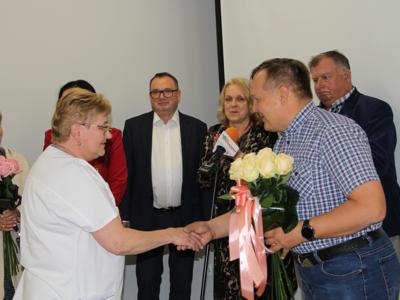 wręczenie podziękowań pielęgniarkom i położnym