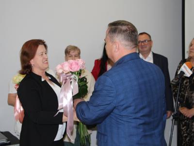 wręczenie podziękowań pielęgniarkom i położnym