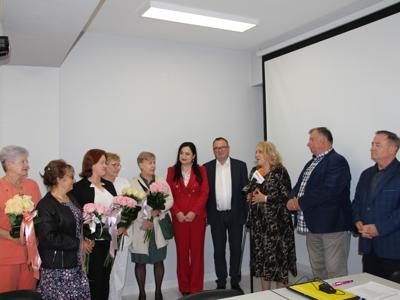 wręczenie podziękowań pielęgniarkom i położnym