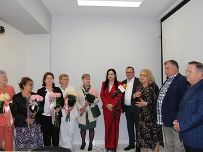 wręczenie podziękowań pielęgniarkom i położnym