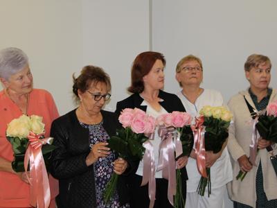 wręczenie podziękowań pielęgniarkom i położnym