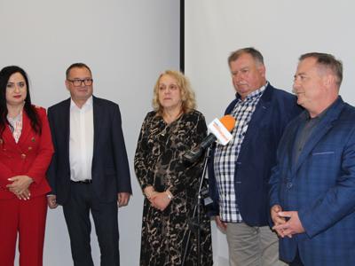 wręczenie podziękowań pielęgniarkom i położnym