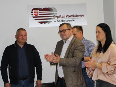 wręczenie podziękowań pielęgniarkom i położnym