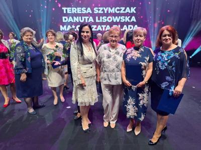 wręczenie podziękowań pielęgniarkom i położnym