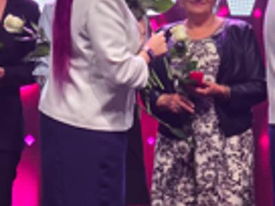 wręczenie podziękowań pielęgniarkom i położnym
