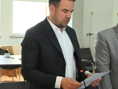 Zdjęcie przedstawiające nowego radnego