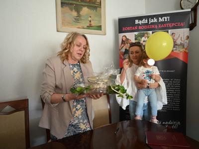 Wręczenie upominku na dobry początek
