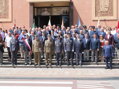 Zdjęcie zbiorowe gości uroczystości
