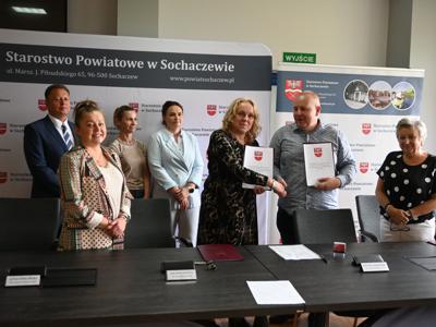 Podanie ręki po podpisaniu umowy