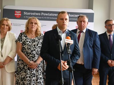 podpisanie umowy na remont drogi