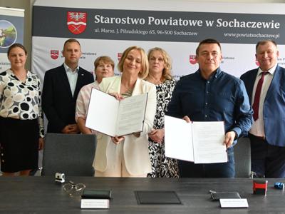 podpisanie umowy na remont drogi