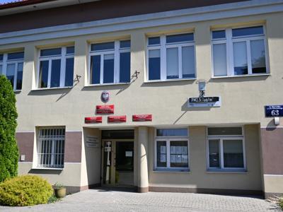 Zdjęcie wejścia do szkoły