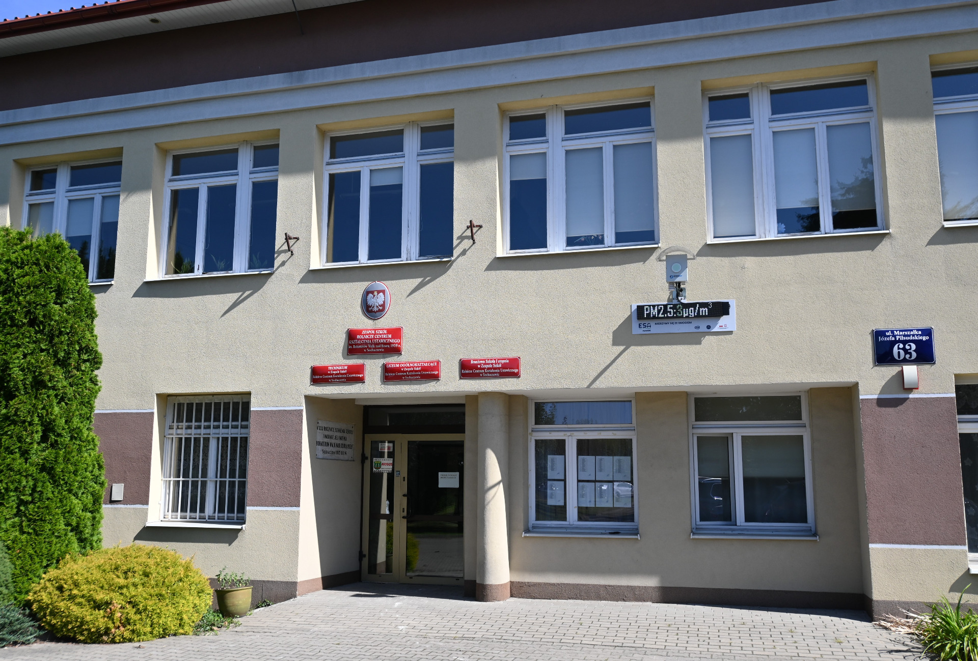 Zdjęcie wejścia do szkoły