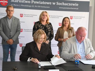 podpisanie umowy na drogę