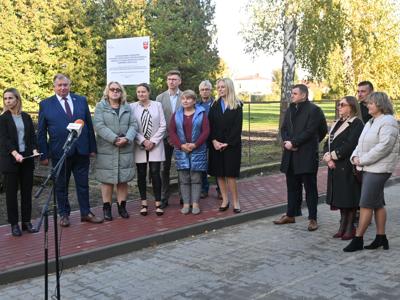 zdjęcie wszystkich obecnych na konferencji przy odbiorze